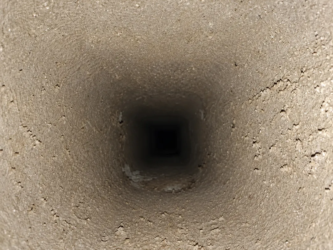 Blick in einen ausgeschliffenen Kaminfang mit glatter Innenwand